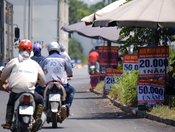 [Ảnh] Bảo hiểm siêu rẻ nhan nhản vỉa hè Hà Nội