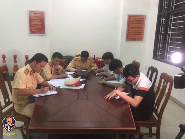 Xử lý nhóm thanh niên bốc đầu xe, quay video khoe "chiến tích" trên mạng xã hội