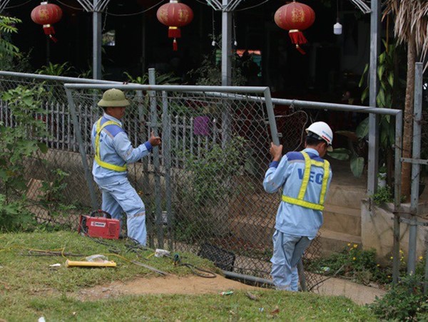Hàn, đóng hàng rào bị phá trên tuyến cao tốc Nội Bài - Lào Cai