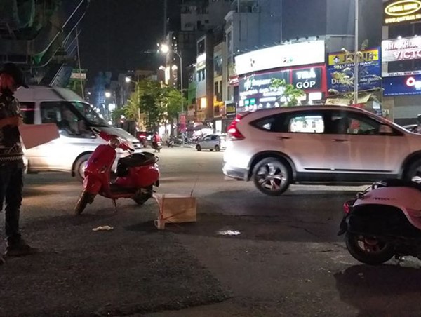 Ô tô bán tải va chạm với xe đạp điện khiến cháu bé 1 tuổi tử vong