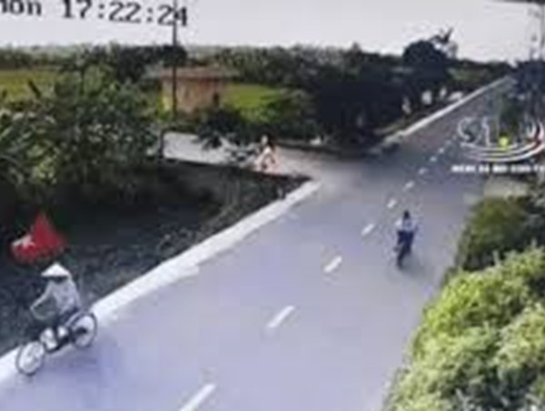 Xe bán tải đâm vào nam học sinh rồi lao thẳng xuống mương