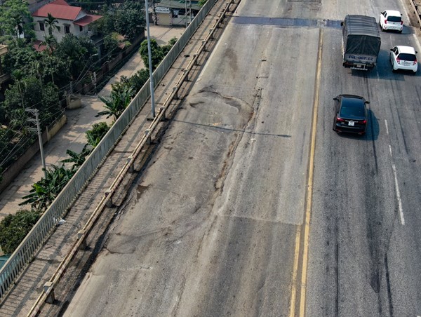 Vẫn sửa chữa hư hỏng nhỏ trên mặt cầu Thăng Long trong khi chờ đóng cầu