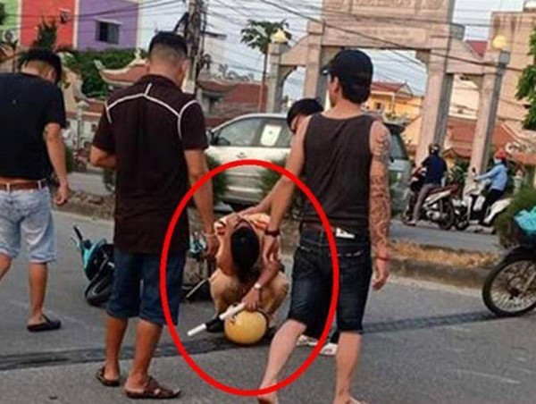 Cảnh sát giao thông ôm đầu sau cú lao xe của nam thanh niên