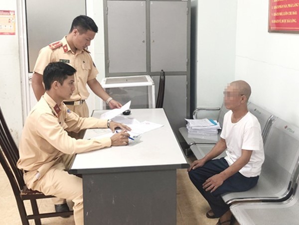 Công an quận Bắc Từ Liêm xử phạt người buông 2 tay khi điều khiển xe máy