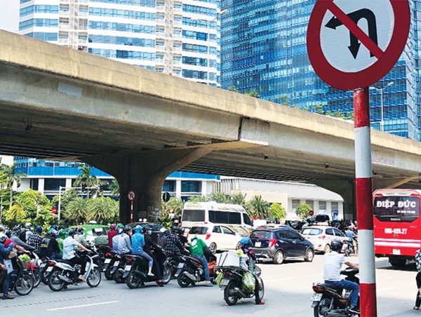 [Điểm nóng giao thông] Biển cấm có cũng như không