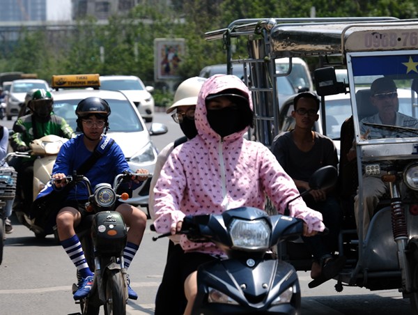 Quay cuồng trong nắng nóng gay gắt đầu Hè