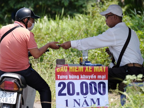 Đổ xô đi mua bảo hiểm xe máy: Cẩn trọng để tránh bị lừa