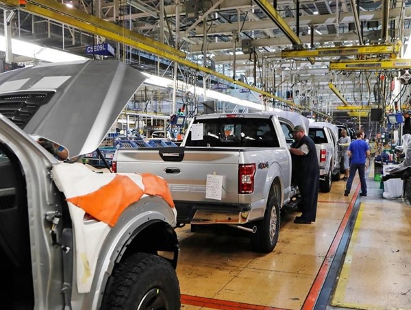 Các hãng chế tạo ôtô hàng đầu của Mỹ bắt đầu hoạt động trở lại