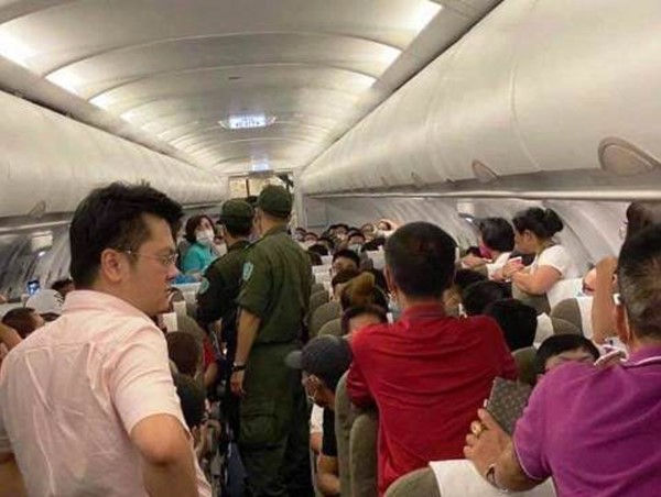 Hành khách tranh chỗ, chuyến bay của Vietnam Airlines chậm 1 tiếng