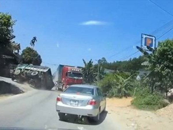 Xe ben lật nghiêng sau cú đánh lái tránh container vượt ẩu