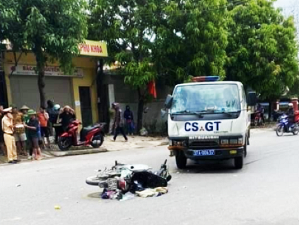 Nghệ An: Va chạm với ô tô của cảnh sát giao thông, 2 mẹ con đi xe máy nguy kịch