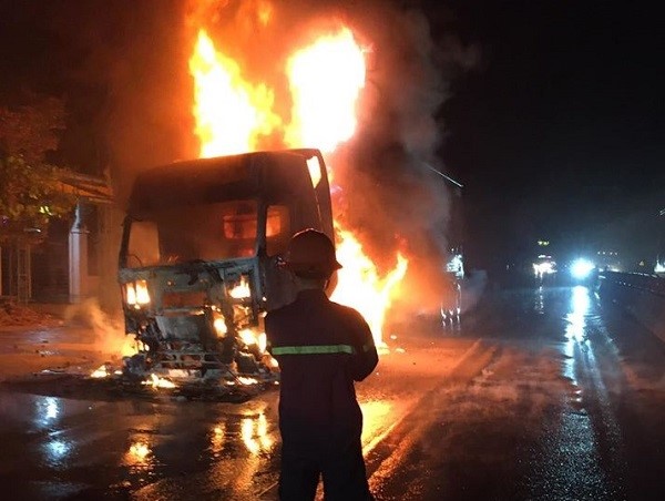 Nghệ An: Xe đầu kéo bốc cháy dữ dội trên quốc lộ 1A