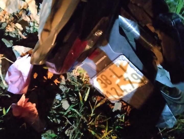 2 thiếu niên tử vong sau khi đâm xe máy vào cột mốc