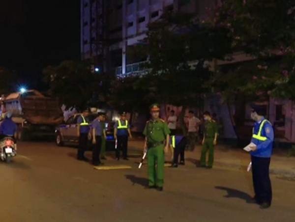 Hà Đông ra quân xử lý xe quá tải