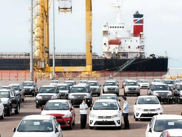 Ô tô nhập vào Việt Nam bắt đầu giảm