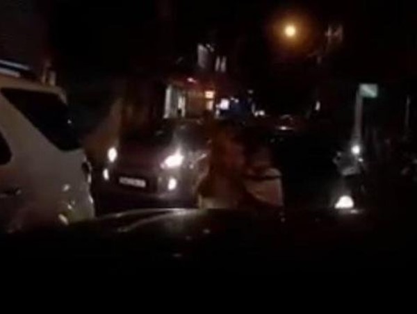 Tài xế lái ô tô lấn làn gây tắc đường, hành động sau đó của người đi cùng mới đáng chú ý