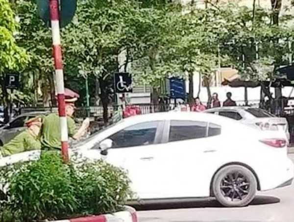Tài xế điều khiển ô tô hất công an lên capô ở quận Cầu Giấy