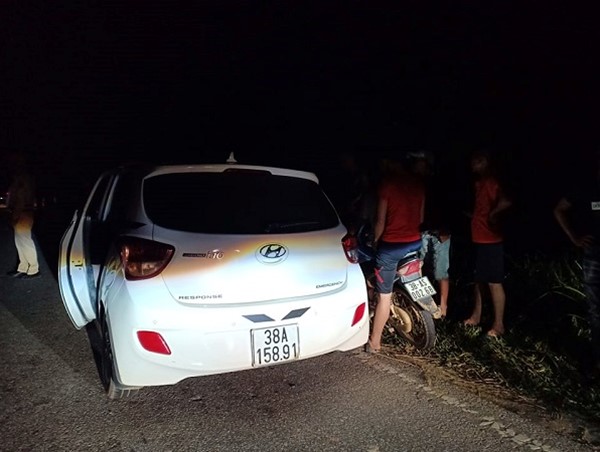 Hà Tĩnh: Tài xế “chở” CSGT trên nắp ca-pô chạy gần 5km