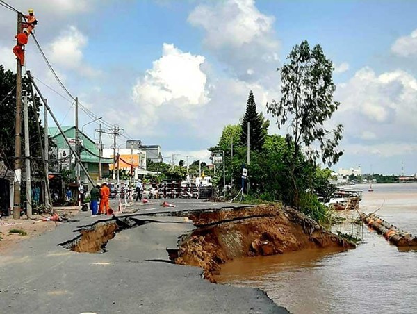 Hãi hùng cảnh 1/3 mặt đường sạt lở, trôi xuống sông