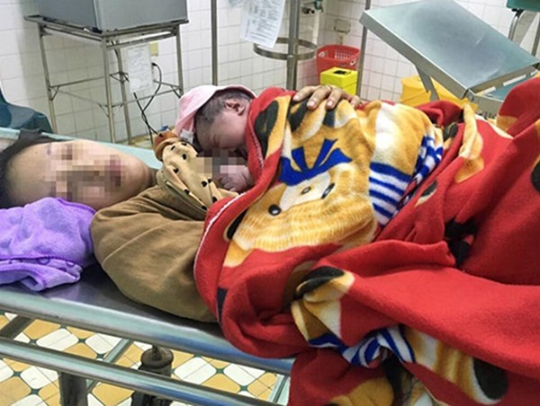 Tài xế taxi làm “bà đỡ” trên đường chở sản phụ đến bệnh viện