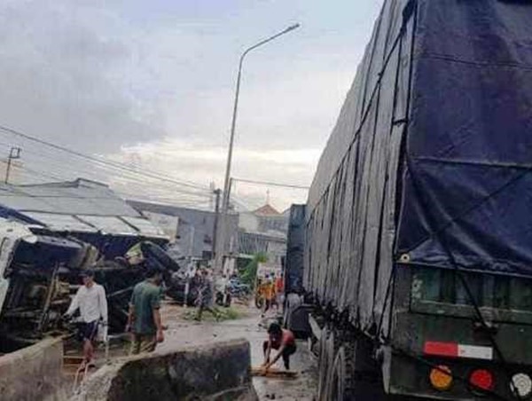 Quốc lộ 1A tê liệt hoàn toàn vì tai nạn giữa xe đầu kéo với xe tải