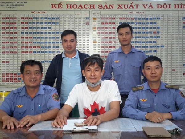 Nhân viên đường sắt trả lại cọc tiền cho hành khách để quên trên tàu