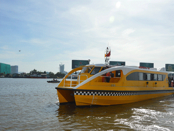 Phát huy lợi thế buýt đường sông