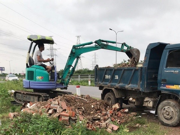 Từng bước đẩy lùi nạn đổ trộm phế thải xây dựng tại tuyến đường gom cao tốc Pháp Vân - Cầu Giẽ