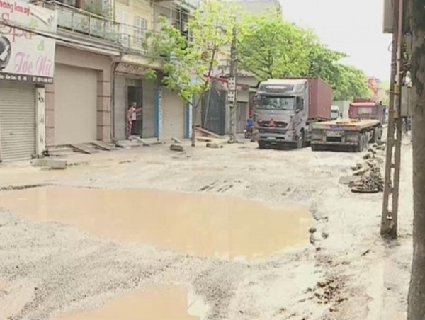 La liệt hố tử thần trên con đường xuống cấp