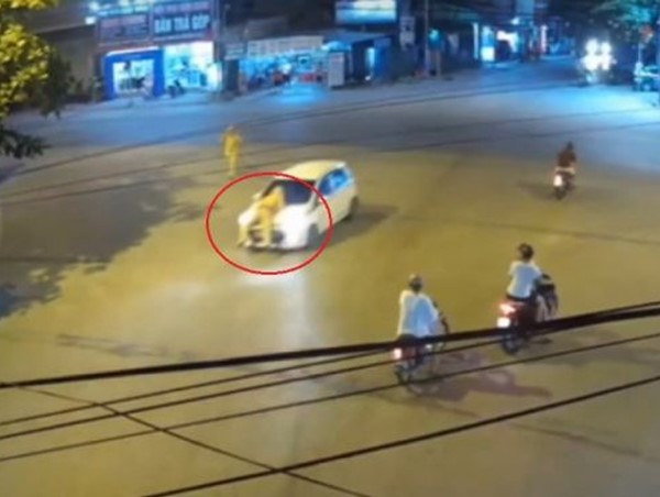 Có thể đối mặt với tội danh "giết người" đối với tài xế chống người thi hành công vụ