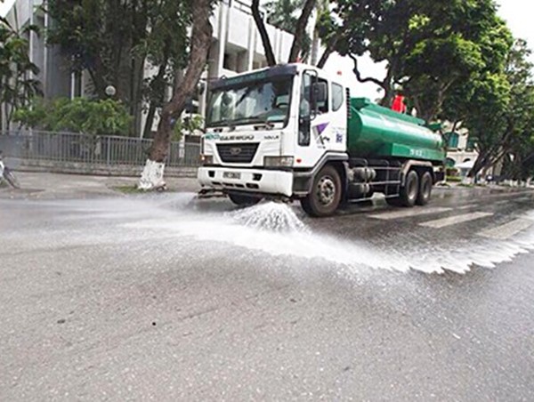 Hà Nội: Chấp thuận về nguyên tắc thực hiện rửa đường đảm bảo vệ sinh môi trường
