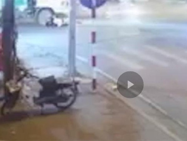Xe máy va chạm với xe môi trường trên đường Cầu Giấy