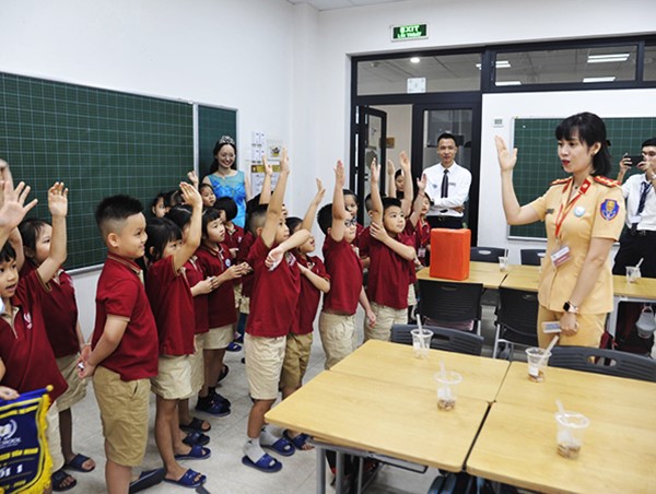Hà Nội: Gần 1.400 học sinh tiểu học được nhận những món quà ý nghĩa từ CSGT