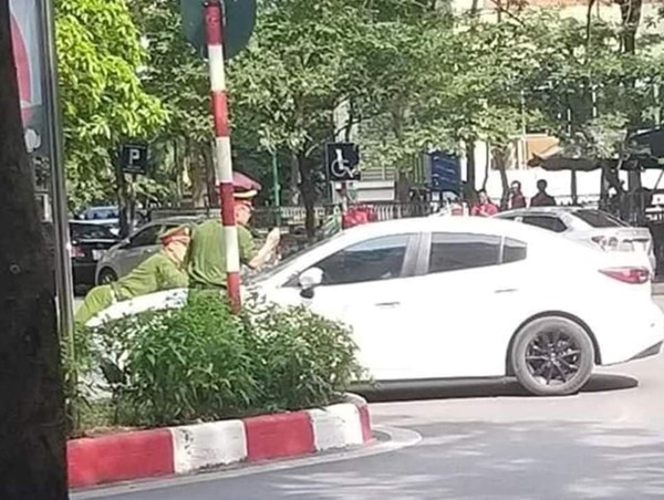 Khởi tố, bắt giam tài xế điều khiển xe Mazda hất cảnh sát lên nắp capô