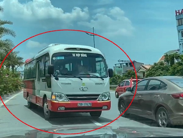 [Video] Xe khách hợp đồng bất ngờ quay ngoắt, ngang nhiên đi ngược chiều