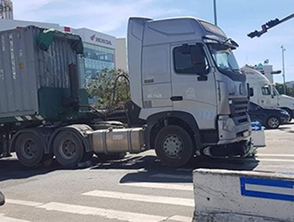 Xe container cuốn xe máy vào gầm, bé trai 6 tuổi tử vong thương tâm 