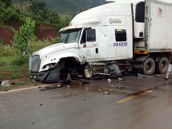 Xe 7 chỗ vượt ẩu gây tai nạn liên hoàn