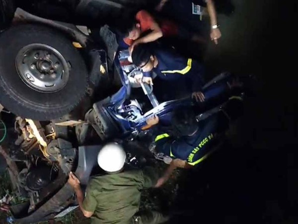 Xe tải rơi xuống cầu, 2 người tử vong