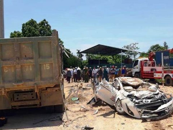 Chỉ đạo khẩn sau vụ xe tải đè chết 3 người trong ô tô con