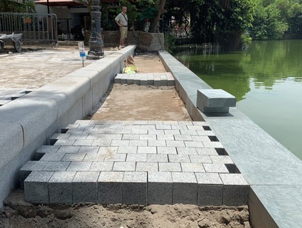 Vỉa hè Hồ Gươm được lát đá hoa cương đẹp, bền, phù hợp cảnh quan