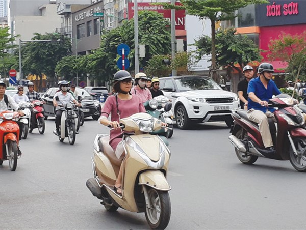 Đề xuất xe máy phải bật đèn nhận diện 24/24 giờ: Trên bảo có, dưới bảo không