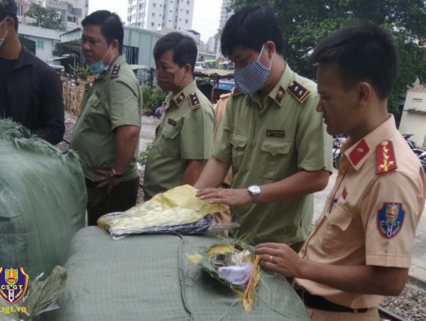 Phát hiện nhiều lô hàng không rõ nguồn gốc trên đường sắt