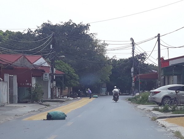 Nguy cơ xảy ra tai nạn từ những sân thóc trên đường