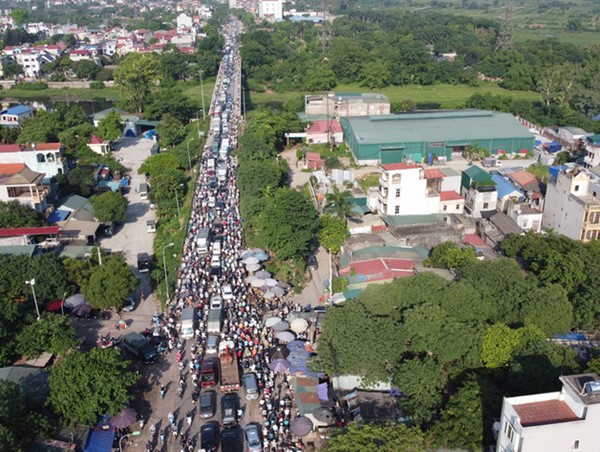 Dù cách trung tâm Hà Nội gần 20km, nhưng cầu Mai Lĩnh vẫn ùn tắc kéo dài giờ cao điểm