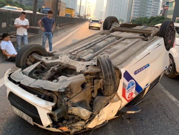 Tài xế văng ra đường sau va chạm giao thông