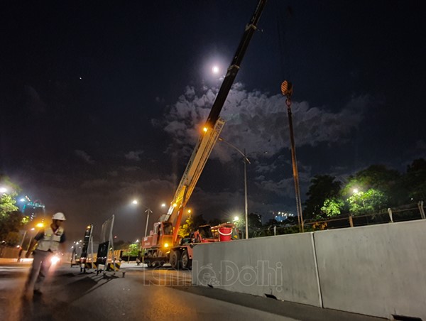 [Ảnh] Công nhân trắng đêm tháo dỡ hàng rào đường đua F1 Hà Nội