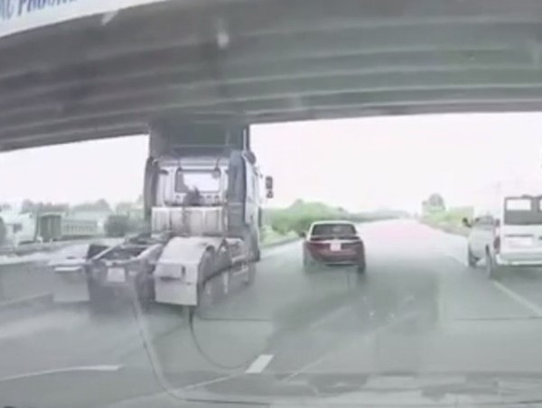 Tài xế xe đầu kéo phanh ''cháy lốp'' vì tránh ô tô chuyển làn ẩu