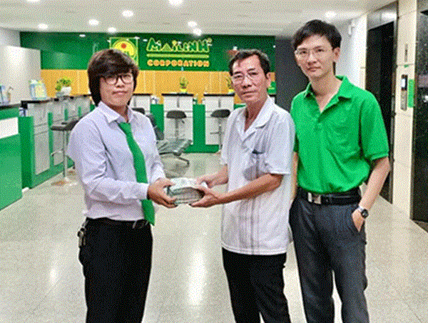 Nữ tài xế trả lại hơn 300 triệu đồng cho hành khách để quên trên xe taxi