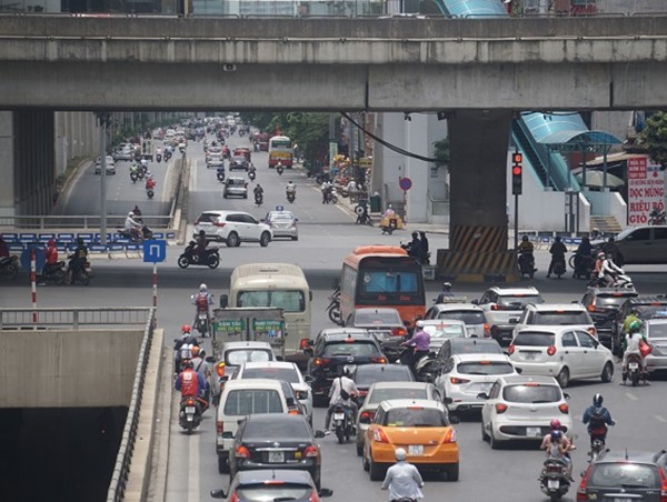 [Điểm nóng giao thông] Ùn tắc tại điểm quay đầu ngã tư Khuất Duy Tiến - Nguyễn Trãi