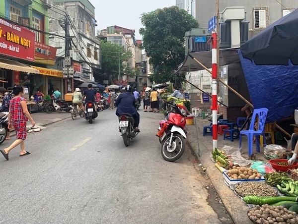 Tại phường Minh Khai, quận Hai Bà Trưng: Chợ tạm tràn lối đi 